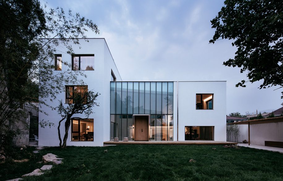 Atelier_About_Architecture_House_W_streetscape-915x587-1.jpg